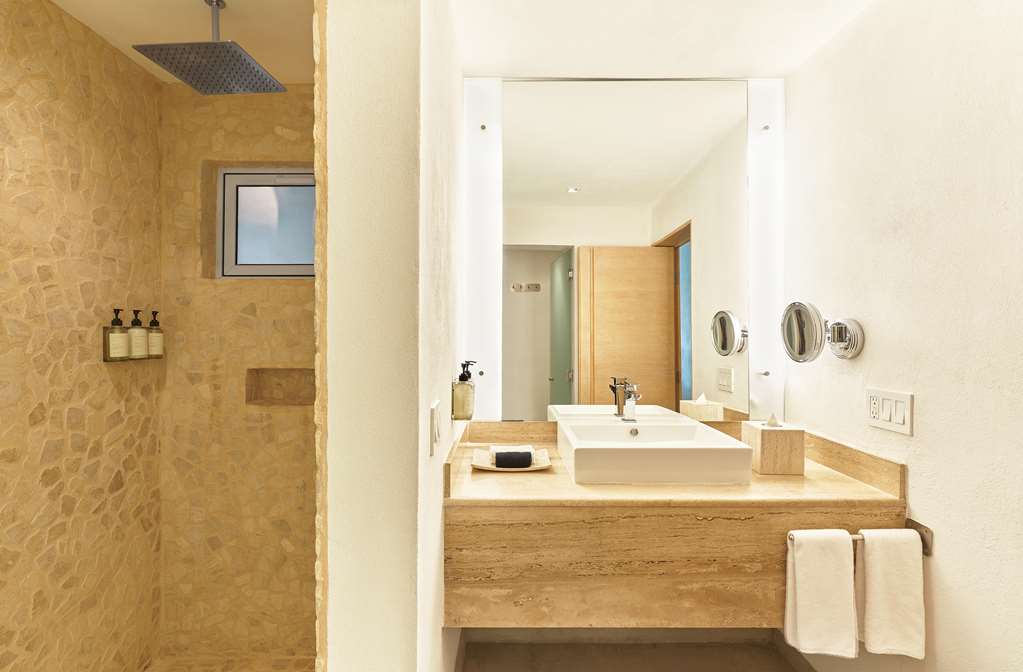Poolside Suite Single with Jacuzzi Bahia Hotel & Beach House