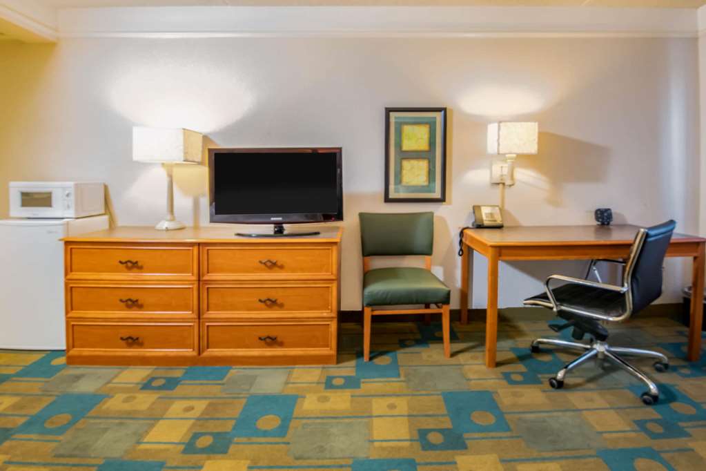 La Quinta Inn & Suites by Wyndham Colorado Springs South AP - photo 27