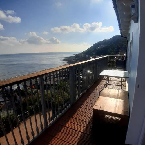 Kaia Penthouse waking up to the sound and smell of the ocean — 4-Star Luxury Hotel in Ventnor, United Kingdom
