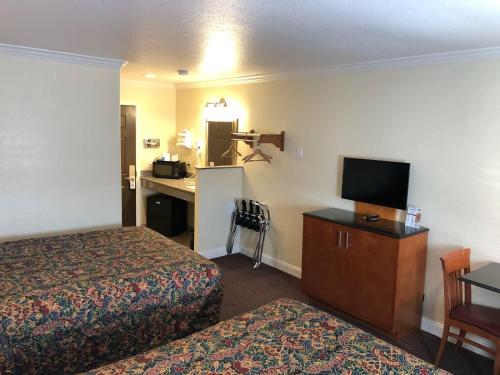 Gateway Thunderbird Motel - photo 6