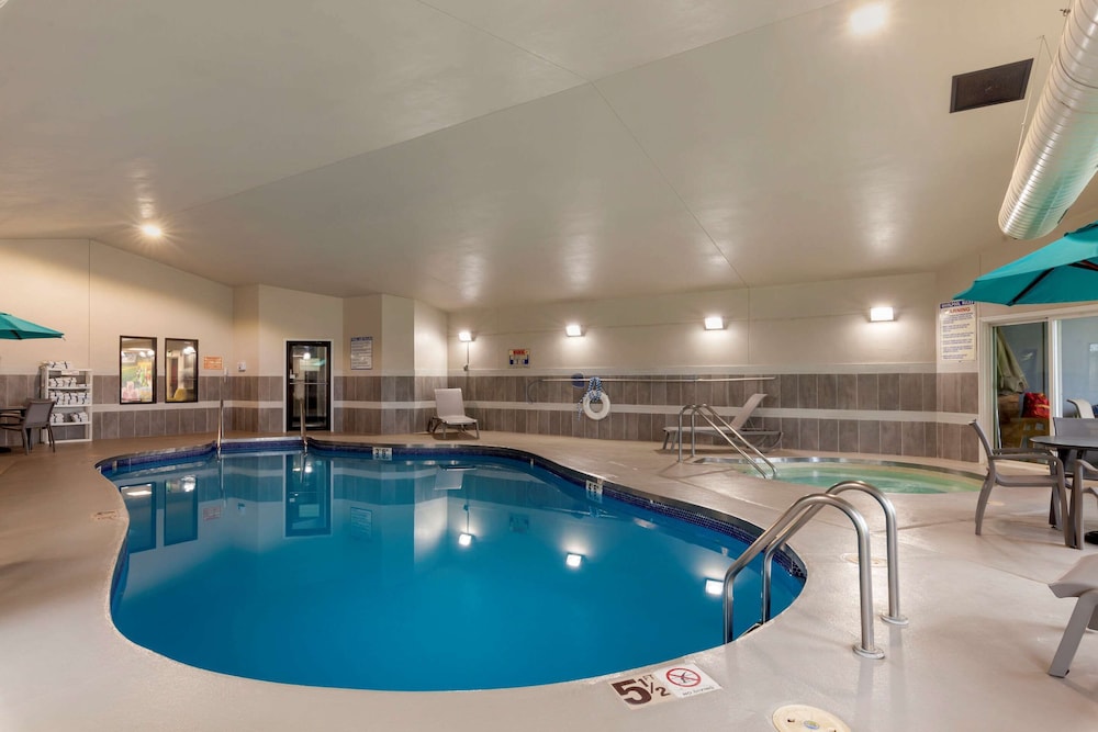 Red Roof Inn & Suites Tomah - featured photo
