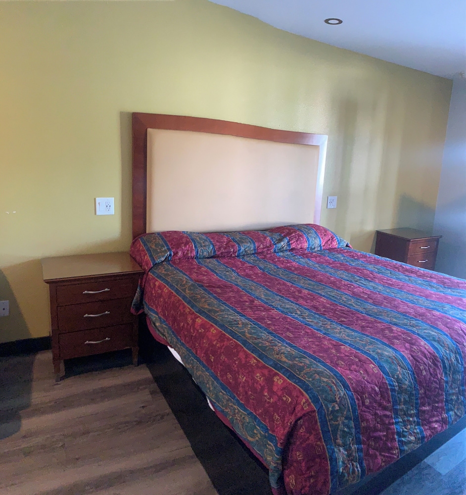 Stadium Inn & Spas - photo 13