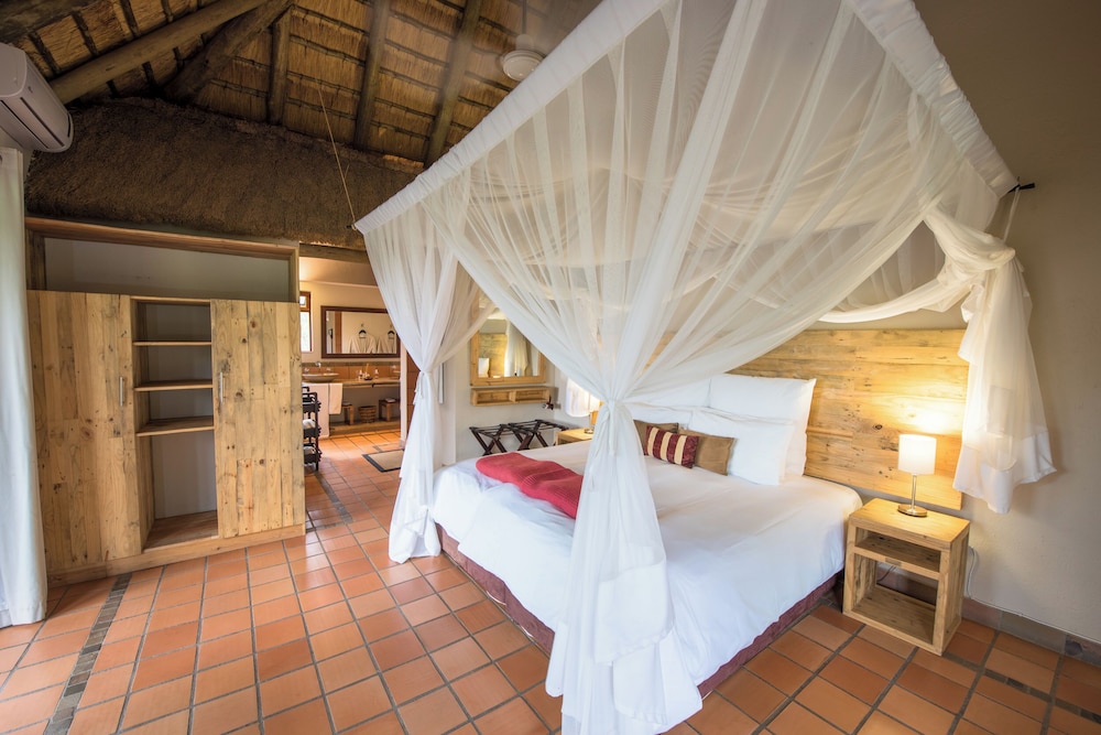 Toro Yaka Bush Lodge — 4-Star Luxury Hotel in Hoedspruit, South Africa