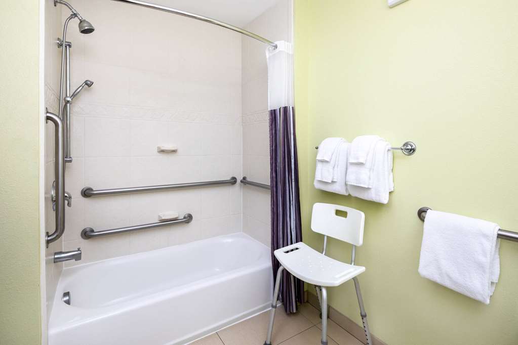 La Quinta Inn & Suites by Wyndham Hinesville Fort Stewart - photo 20