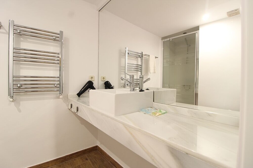 Apartamentos Mlr Infantas hotel Cortes Madrid