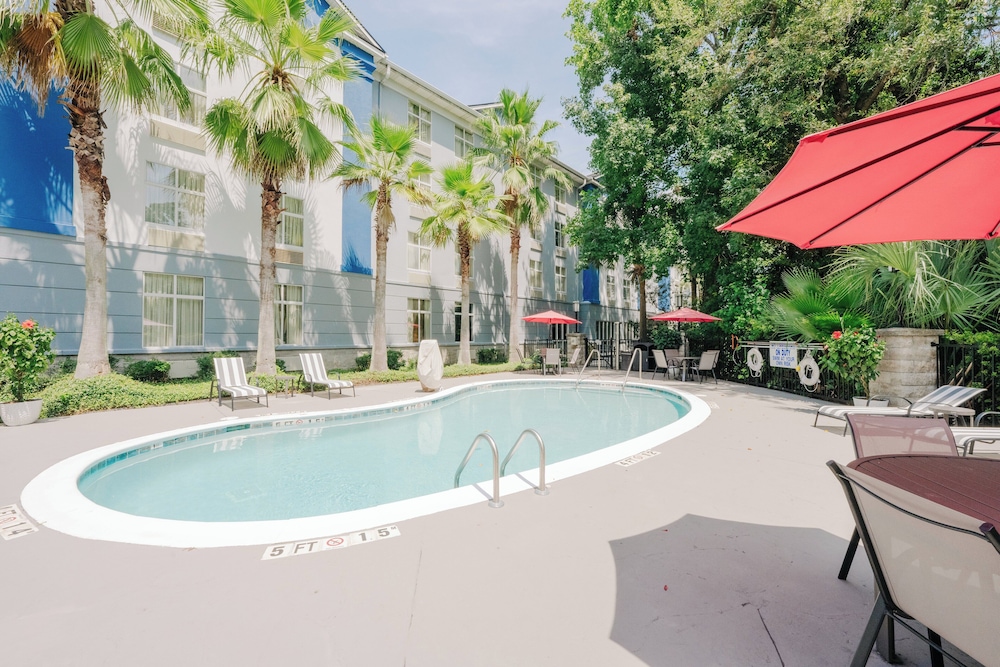 Holiday Inn Express & Suites Charleston Northwoods by IHG - photo 25