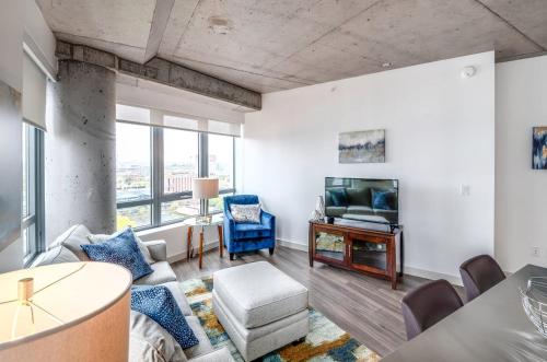 Modern Apt with Gym & Terrace — 4-Star Luxury Hotel in Cambridge, United States
