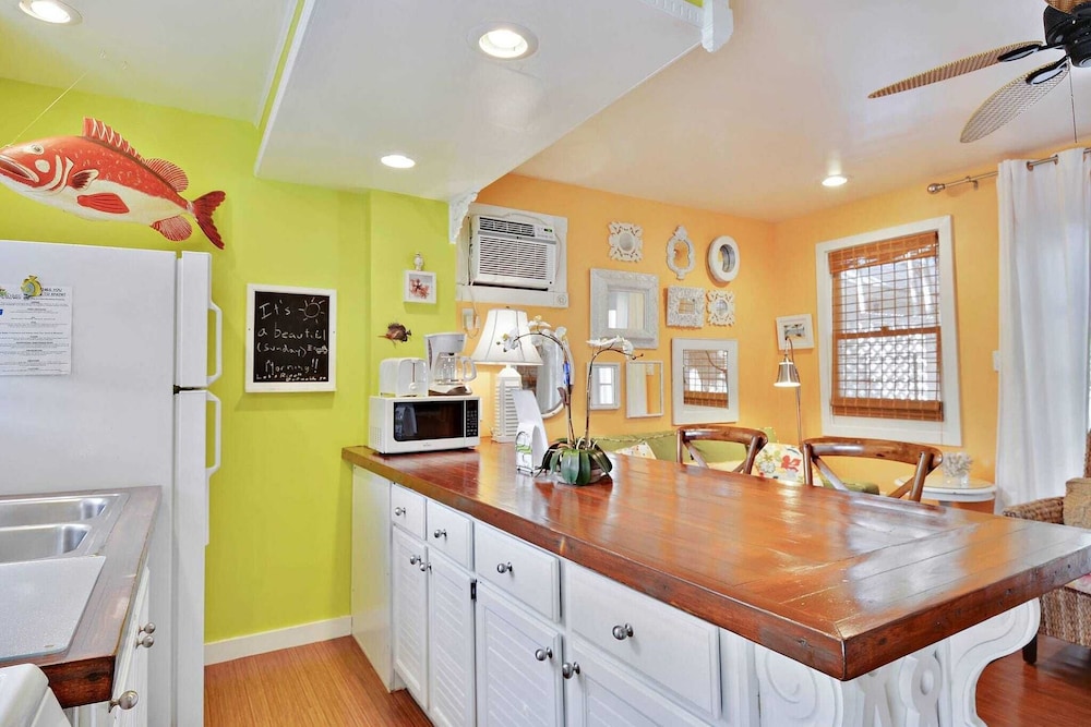 Tranquility by Avantstay Close to Duval St w BBQ & Shared Pool - photo 4