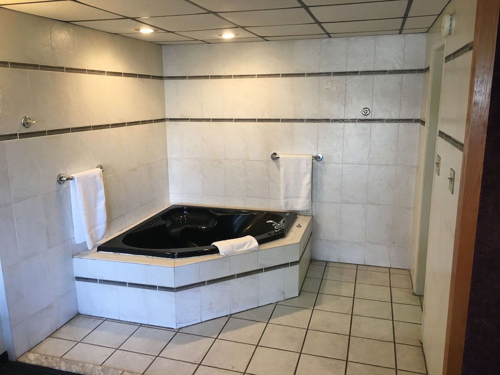 Midway Inn & Suites - photo 15