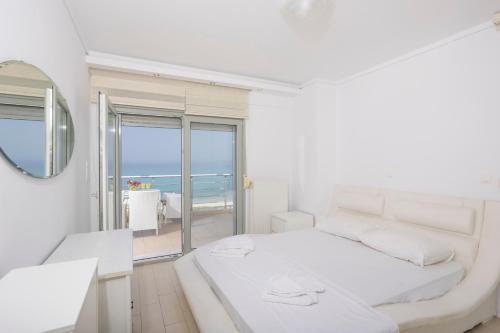 Villa Alpha Beachfront Steps from Agistri Da Noi and Blue Carpet — Pefkochori — photo 5