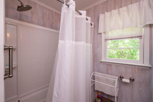 Beaching & Griping by Oak Island Accommodations - photo 3