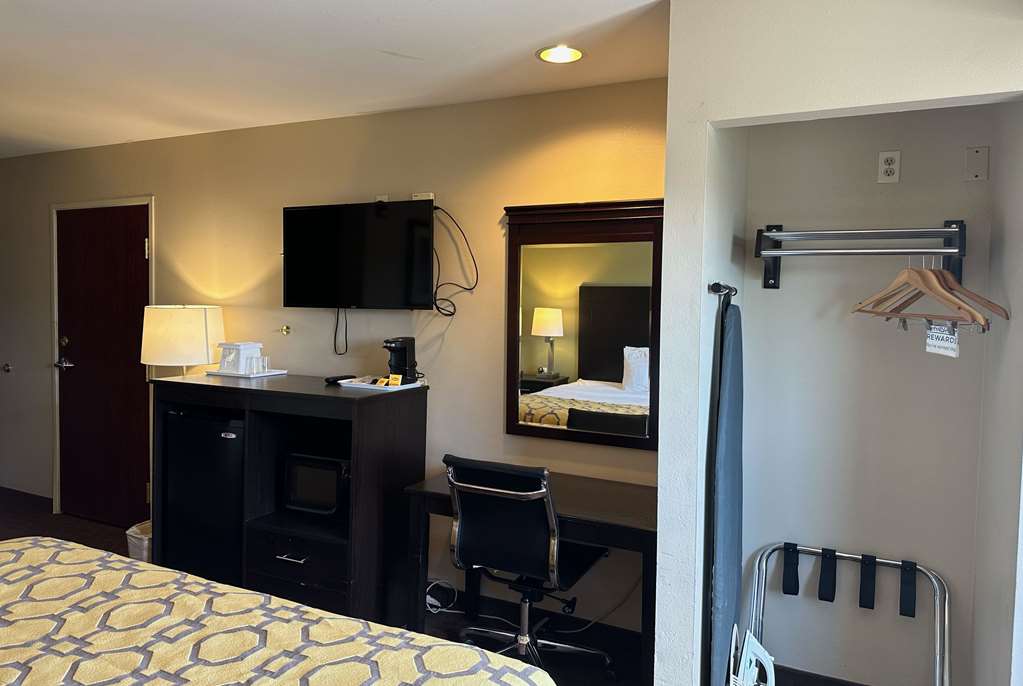 Baymont by Wyndham Farmington - photo 17