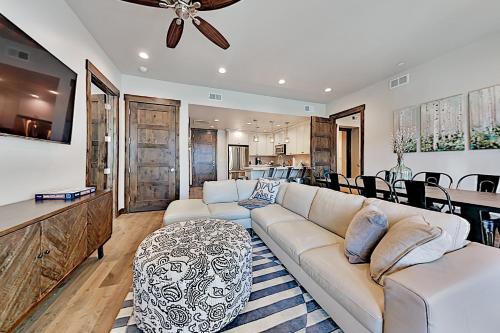 2br W Patio Pool & Hot Tubs Walk To Gondola 2 Bedroom Condo — 4-Star Luxury Hotel in Bridgeport, United States