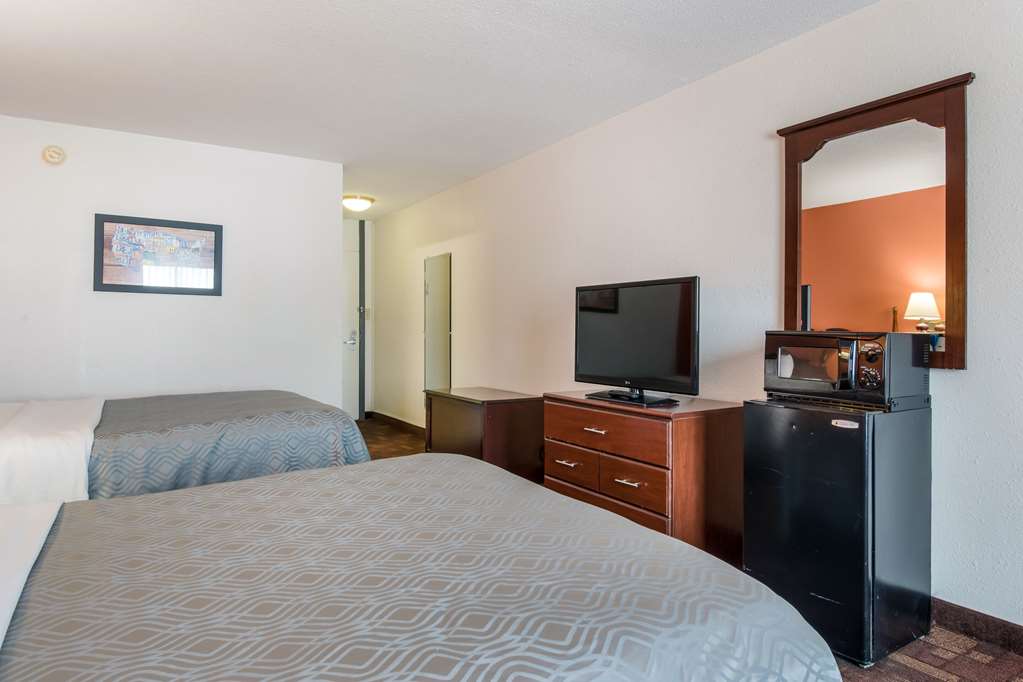 Econo Lodge Inn & Suites Chambersburg Central - photo 13
