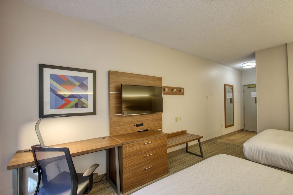 Holiday Inn Express Hotel & Suites Oshkosh by IHG - photo 46