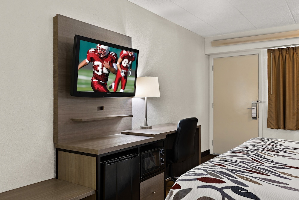 Red Roof Inn Cleveland Westlake - photo 11