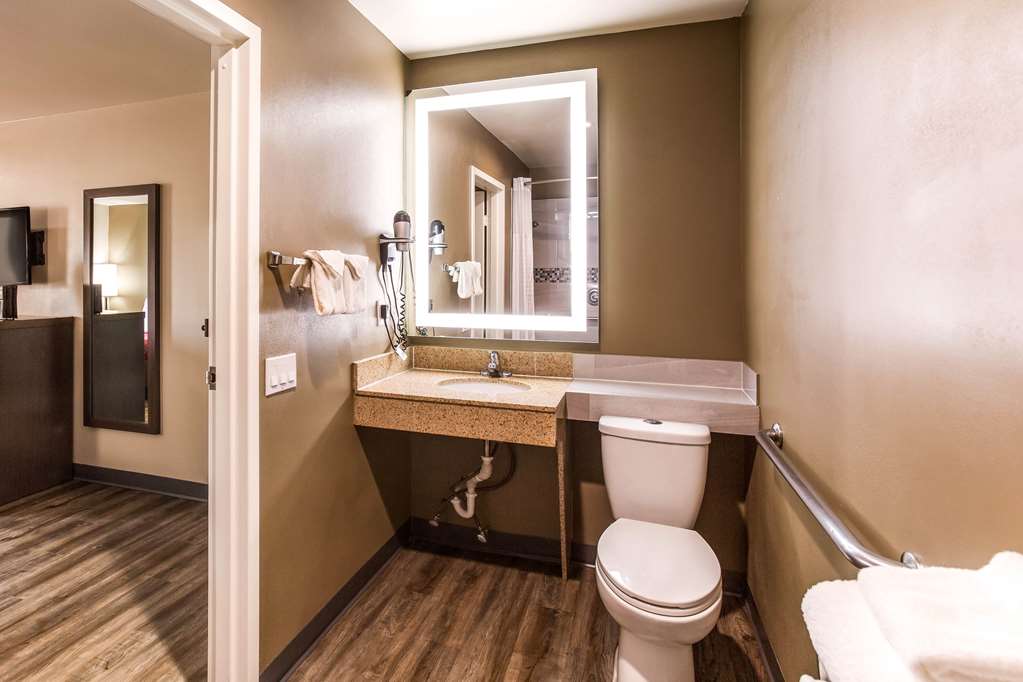 Econo Lodge Inn & Suites Murfreesboro Shopping District - photo 32