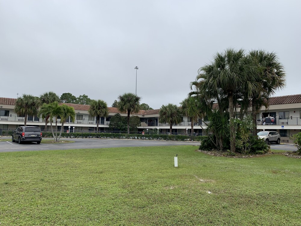 Super 8 by Wyndham Naples - photo 23