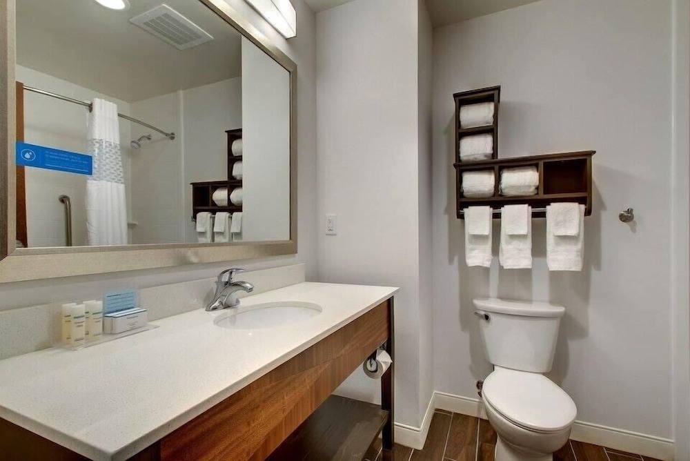 Hampton Inn & Suites Greenville Airport SC - photo 41