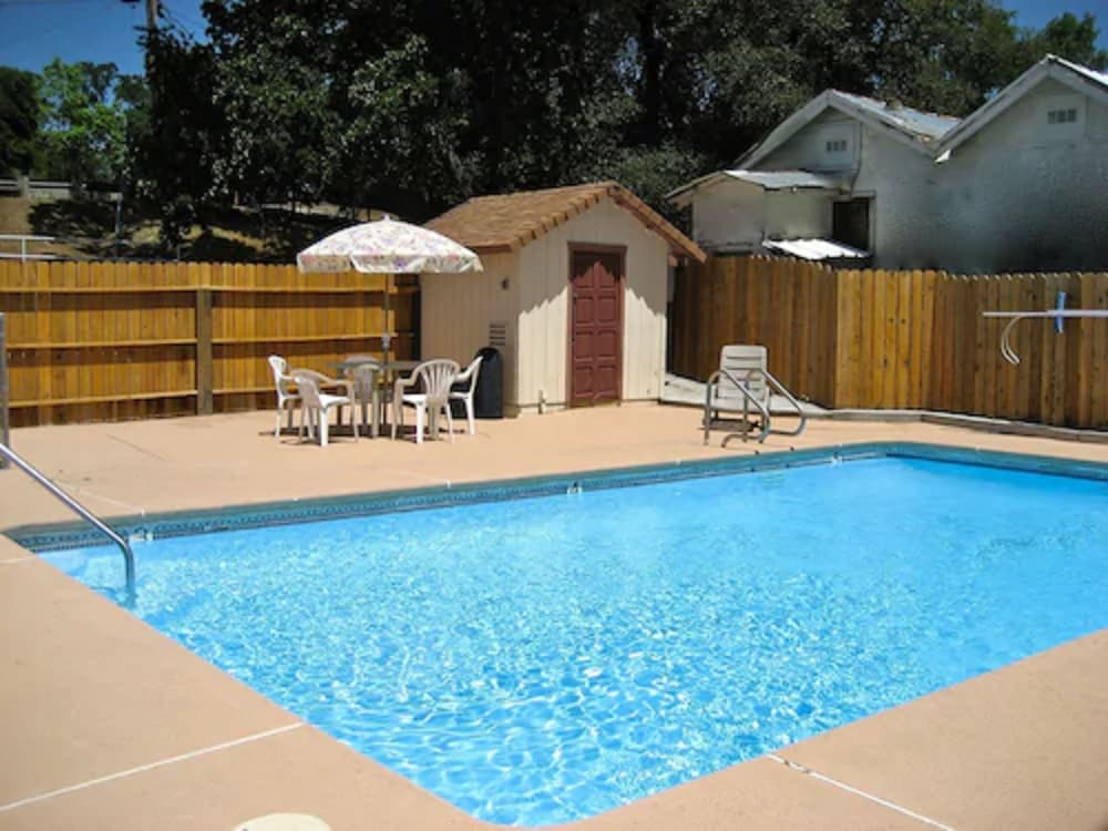 Jamestown Railtown Motel - photo 20