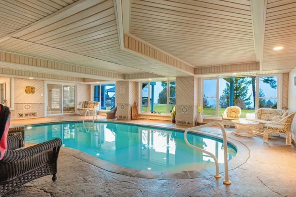 The Brentwood Waterfront Retreat — hotel in Bluewater