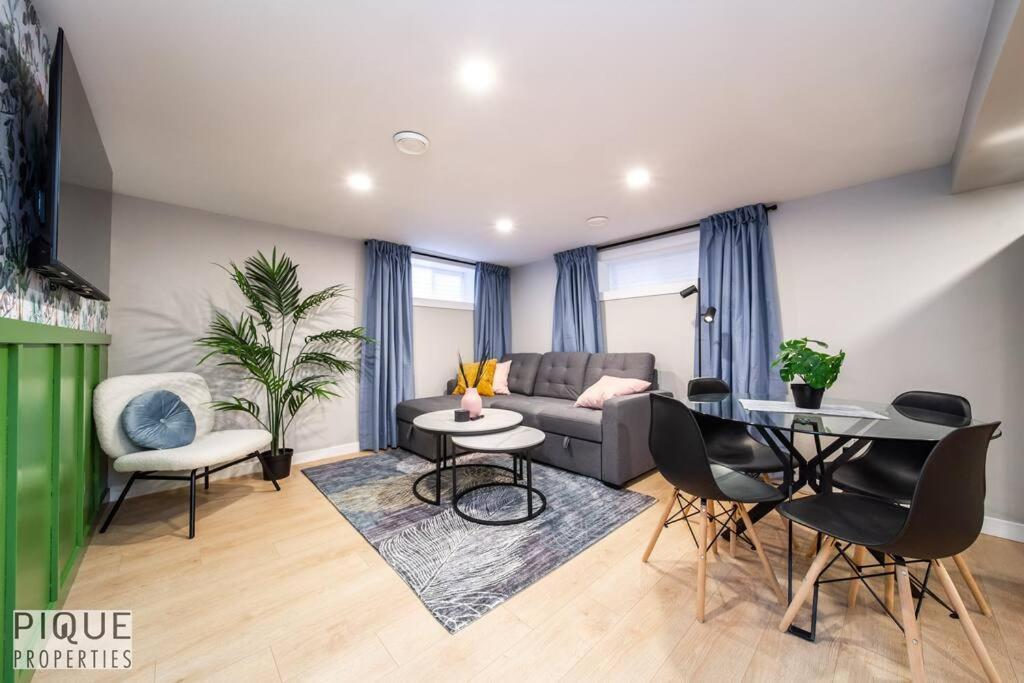 Modern Urban Escape King Bed Pet Friendly Free Parking & Netflix Fast Wi Fi — 4-Star Luxury Hotel in Edmonton, Canada