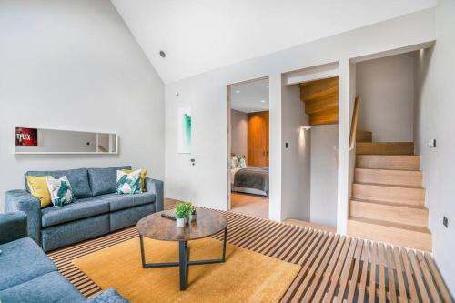 Tottenham Exquisite 4 Bed Retreat with Ping Pong and Pool Sleeps 7 Free Parking Contractors & Long Stays Welcome — 4-Star Luxury Hotel in London, United Kingdom