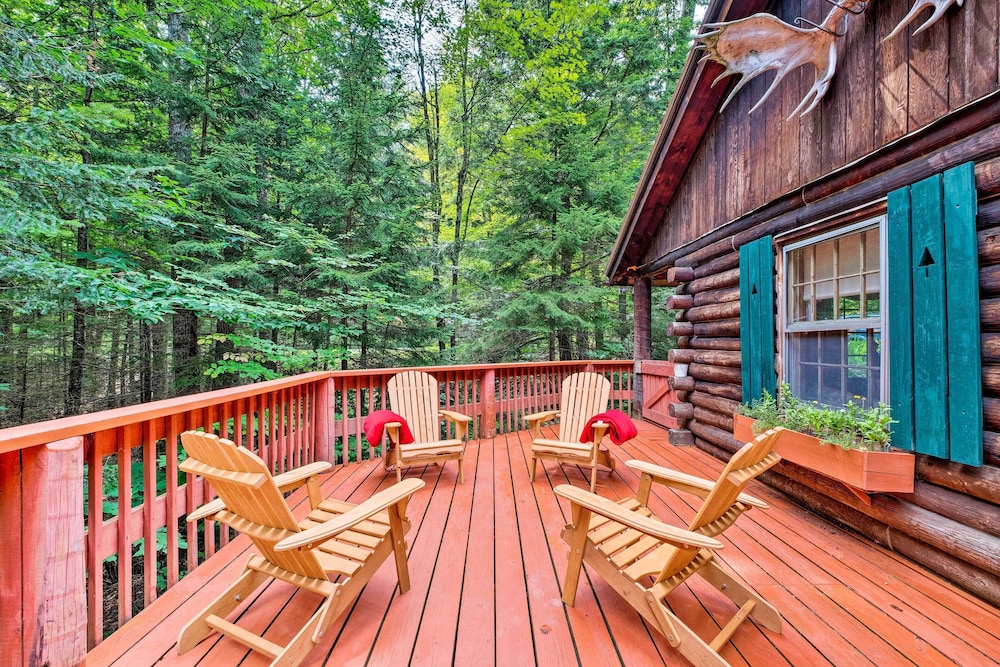 Private Wooded Cabin 7 Mi to Mount Snow — 4-Star Luxury Hotel in Wilmington, United States