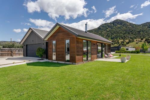 The Alpine Patch Wanaka Holiday Home — 4-Star Luxury Hotel in Wanaka, New Zealand