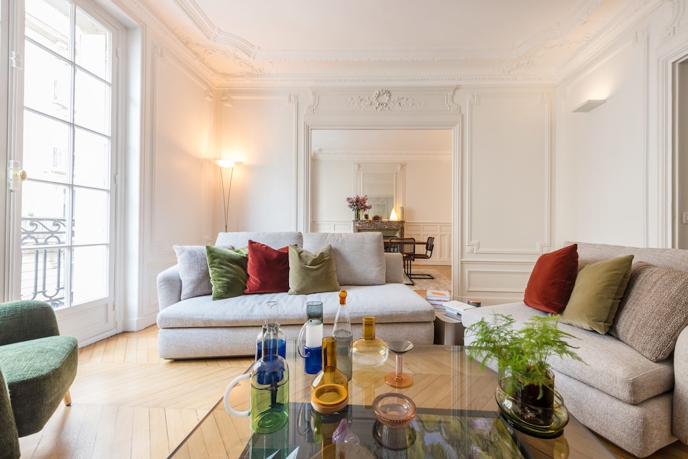 Four Saint Germain Elegant Spacious 3 BDR Apartment in the Heart of Saint Germain — 4-Star Luxury Hotel in Paris, France