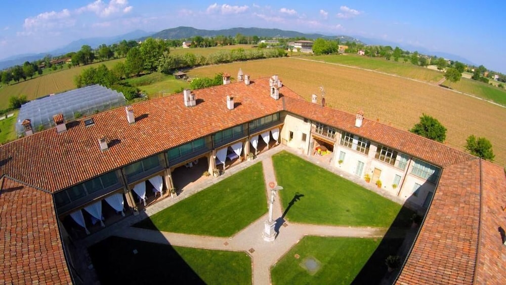 Corte Breda Agriturismo Bed & Breakfast — 4-Star Luxury Hotel in Chiari, Italy