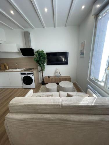 L’ancre Rochelaise Proche Marche Et Vieux Port in La Rochelle, France