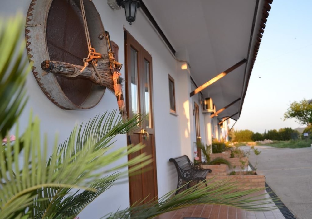 Agriturismo Fontana la Pietra — 4-Star Luxury Hotel in Pisticci, Italy