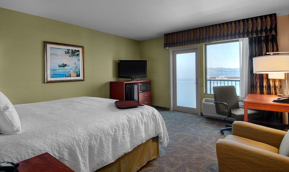 Hampton Inn and Suites Astoria - photo 3