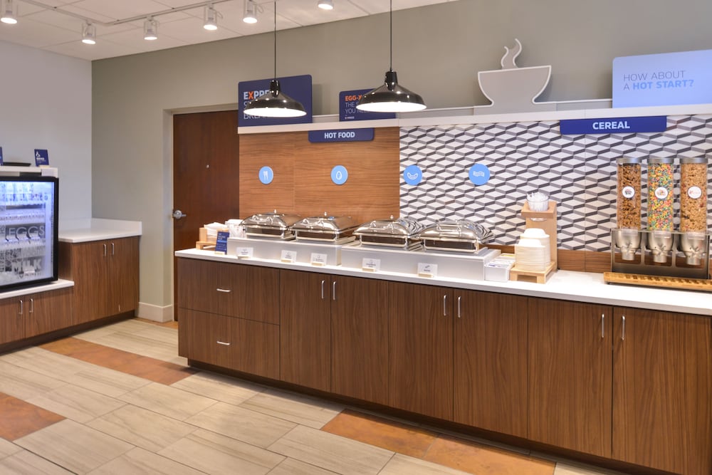 Holiday Inn Express & Suites Indianapolis Dtn Conv Ctr Area by IHG - photo 63