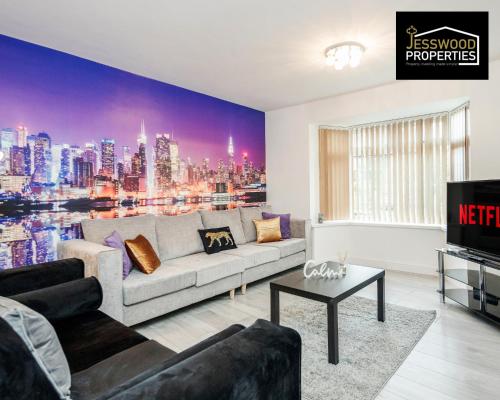 6 Bedroom Contractor House at Jesswood Properties Short Lets With Parking Wifi & Pool Table — 4-Star Luxury Hotel in Luton, United Kingdom