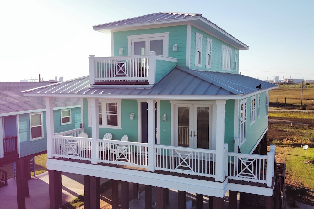 Walk to Ocean Home with Deck in Surfside Beach — 4-Star Luxury Hotel in Surfside Beach, United States