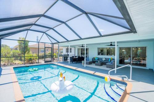 Heated Pool Villa 3 beds Beach Downtown Game Room — 4-Star Luxury Hotel in Cape Coral, United States