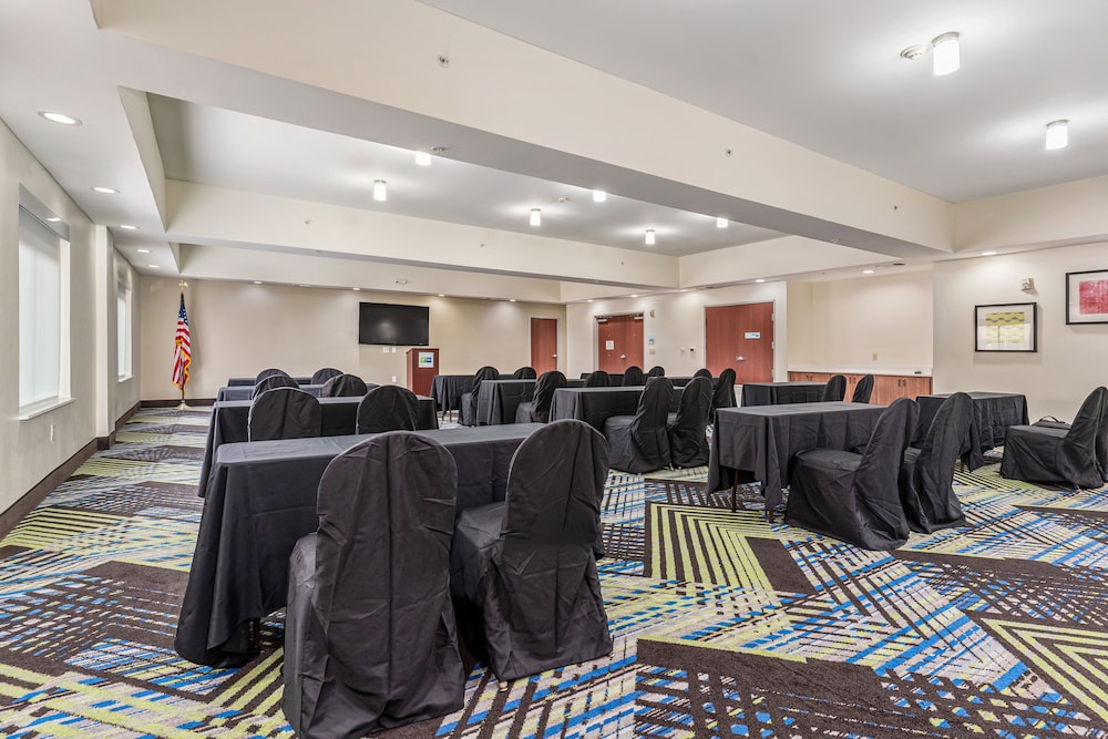 Holiday Inn Express Suites Van Buren Ft Smith Area by IHG - photo 73