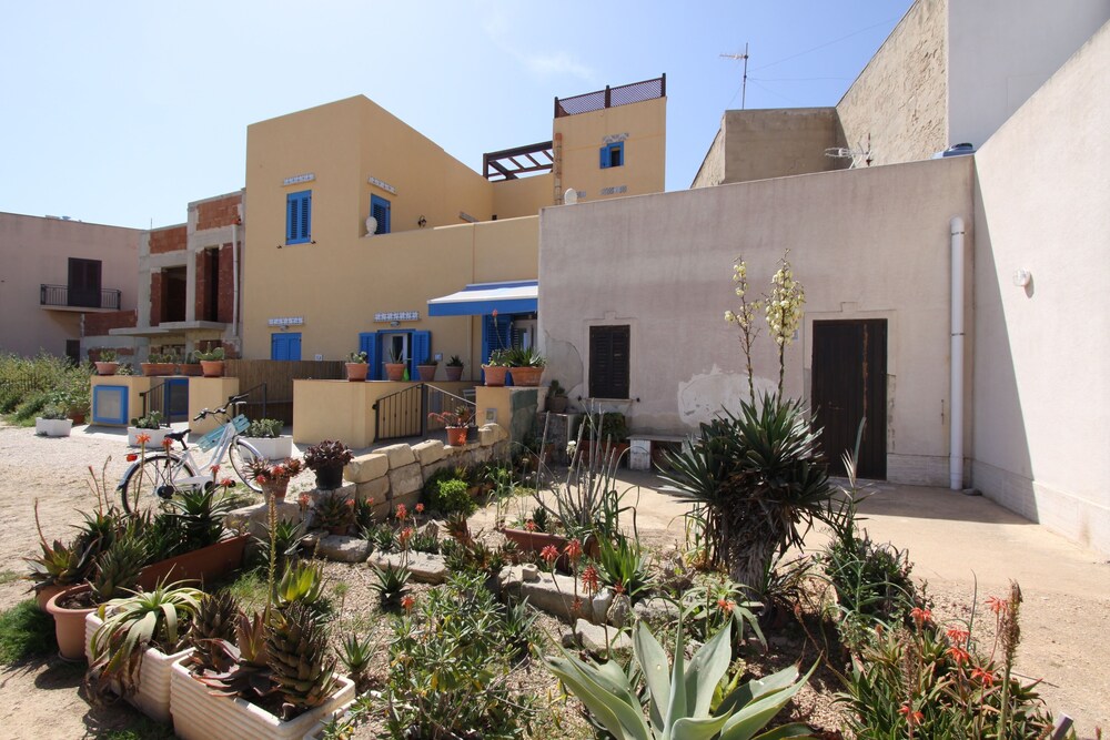 La Luna e il Gatto in Favignana, Italy