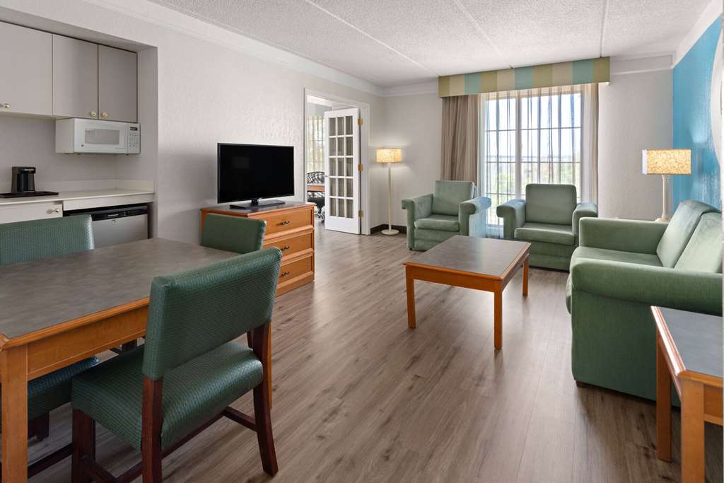 La Quinta Inn by Wyndham Pittsburgh Airport - photo 40