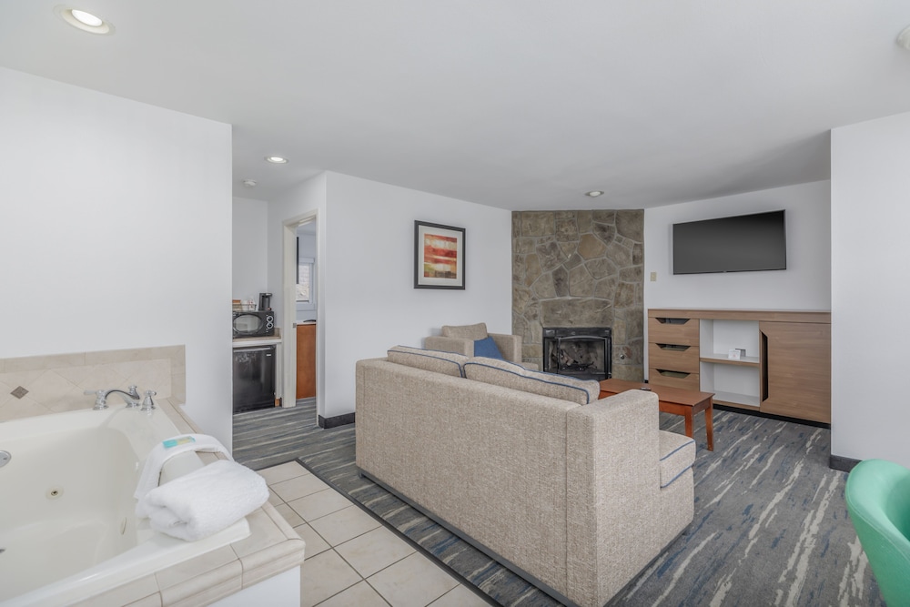 Crossroads Inn & Suites - photo 11