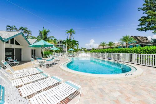 Coconuts Poolside #115 - carbon neutral hotel in Holmes Beach
