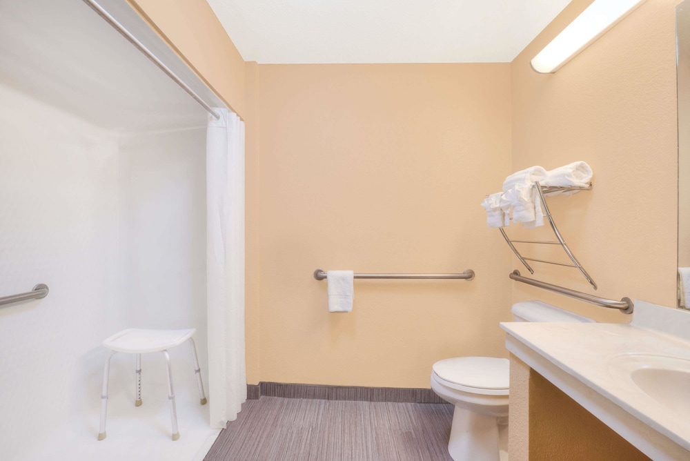 Super 8 by Wyndham Farmers Branch North Dallas - photo 15