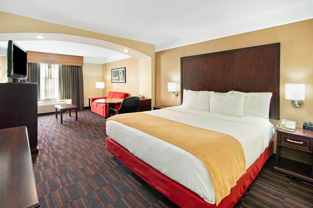 La Quinta Inn & Suites by Wyndham Albuquerque Midtown - photo 51