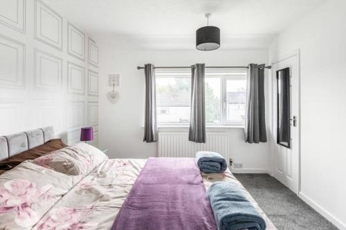 3 Bed House Sleeps 5 Parking Garden Wifi — 4-Star Luxury Hotel in Blackburn, United Kingdom