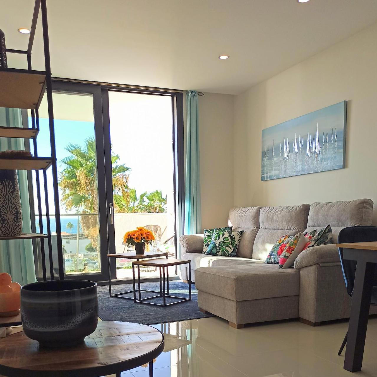 La Paloma Beach Apartment with Pool by Casa Del Sol Hr — 4-Star Luxury Hotel in Manilva, Spain