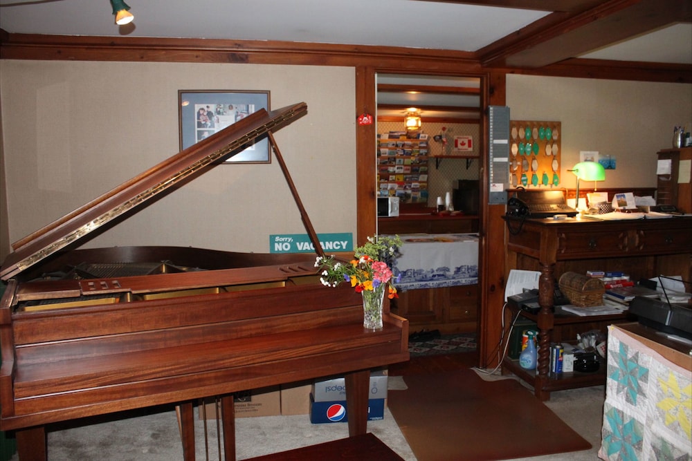 White Trellis Motel - photo 9