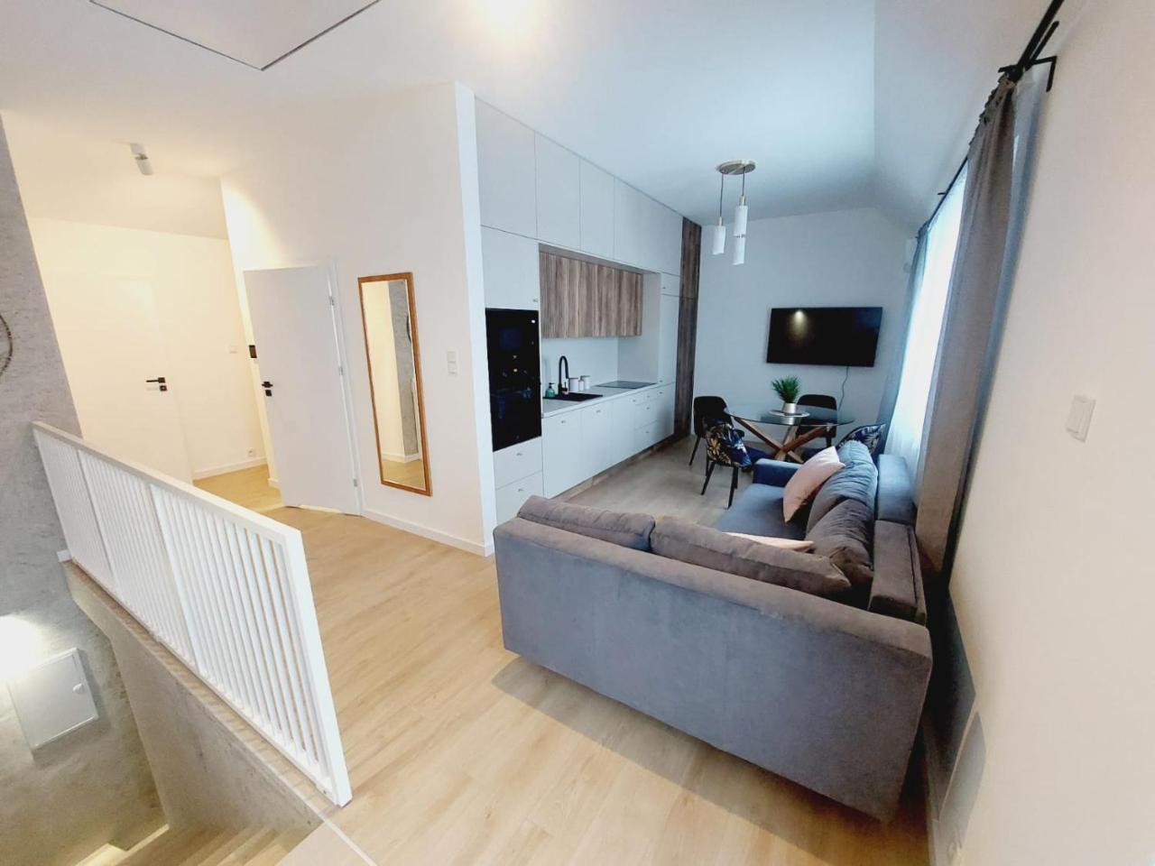 Komfortowe mieszkanie duży taras bezpłatny parking AWG APARTMENTS — 4-Star Luxury Hotel in Krakow, Poland