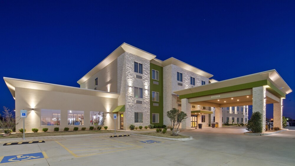Best Western Lindsay Inn & Suites - photo 21